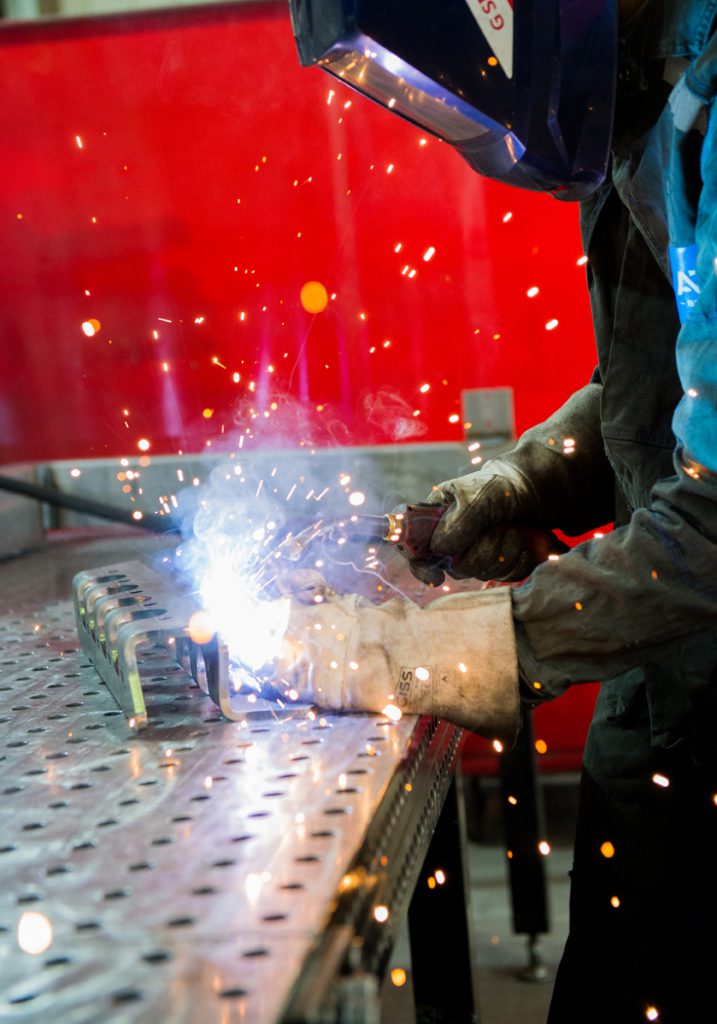 Travail de soudure chez ATS Laser - ©Rodez agglomération / Cédric Méravilles Un soudeur chez ATS laser