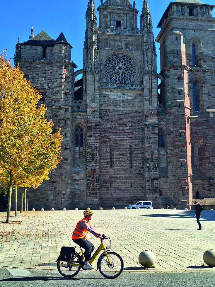 Location de VAE longue durée. ©Rodez agglomération/Nadia Galibert circuler en vélo dans Rodez, place d'Armes