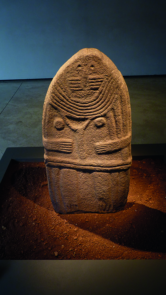 La Dame de Saint Sernin au musée Fenaille. @Rodez agglomération La statue menhir, la Dame de Saint Sernin, à l'intérieur du musée Fenaille