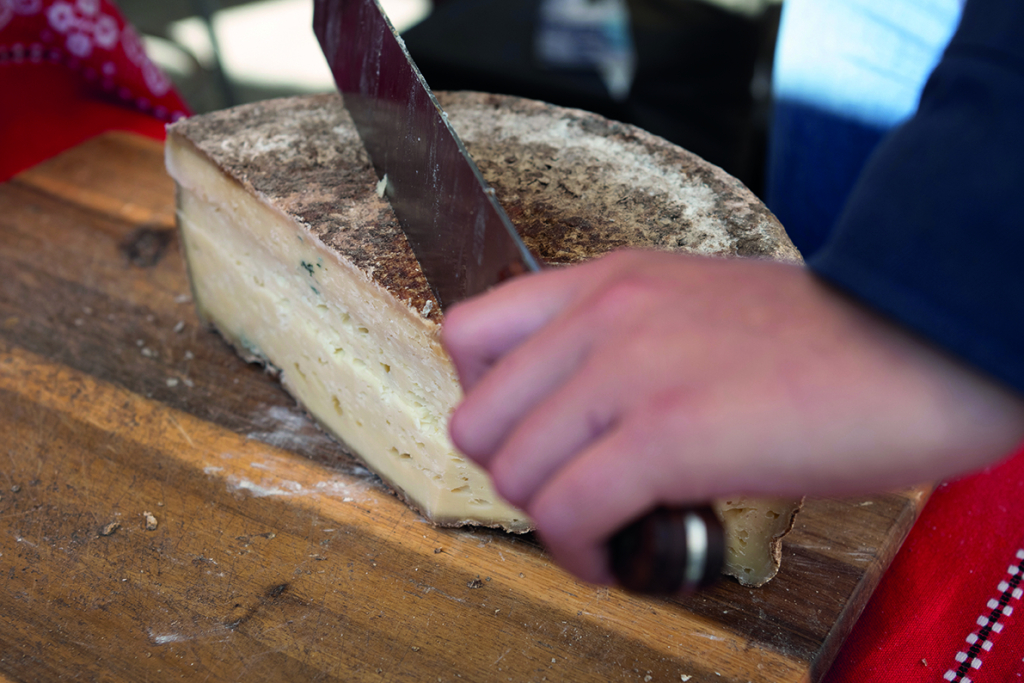 Sur le marché de Rodez ©Rodez agglomération/ Nuuk Photographies fromage à la coupe sur le marché de Rodez