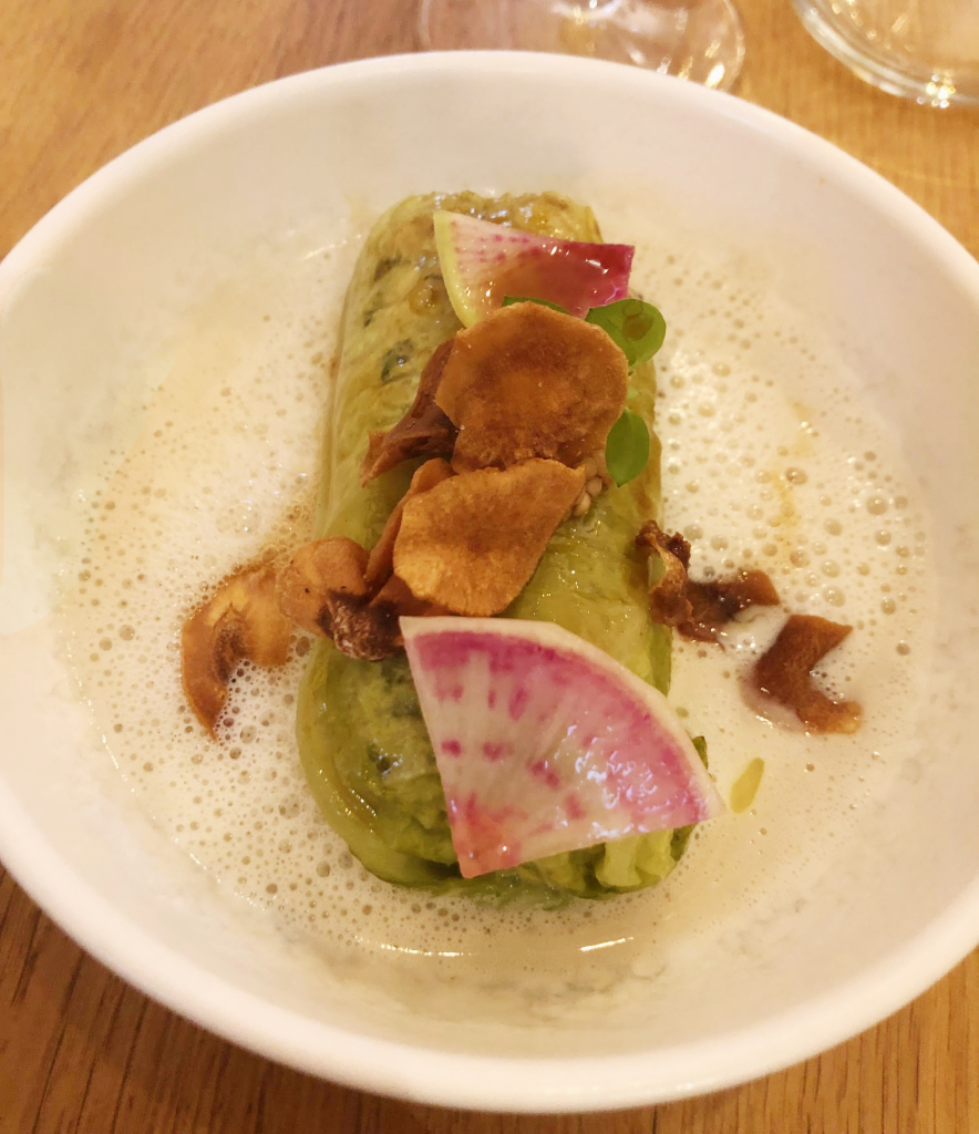 De la cuisine traditionnelle mais aussi inventive. ©Rodez agglomération Une assiette très végétale dans un restaurant