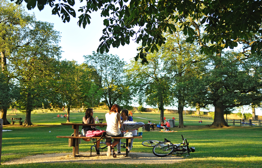 Parc de Vabre (c)Rodez agglomération/Cédric Méravilles des groupes de personnes dans le parc de Vabre